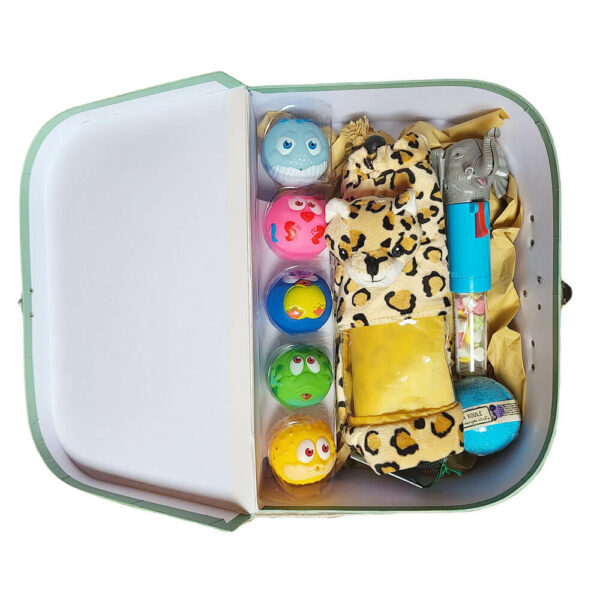 Dětský kufřík s dárky a batoh gepard