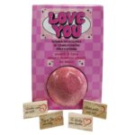 Romantická šumivá bomba do koupele Love You s překvapením uvnitř. Po rozpuštění vyplave dřevěný vzkaz od srdce. Krásný dárek plný emocí a pohody.